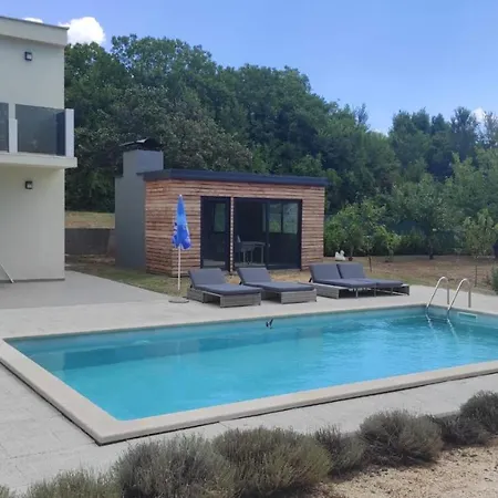 Luxury With Swimming Pool A&n *